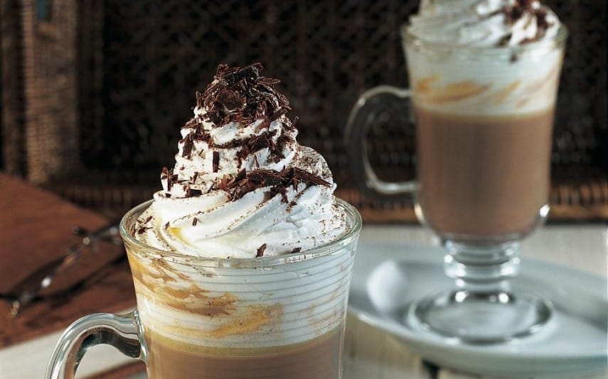 Bebida quente de chocolate com café