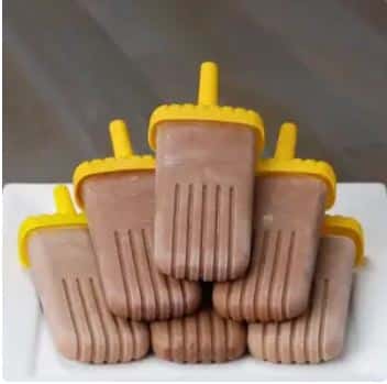 Picolés de chocolate e côco